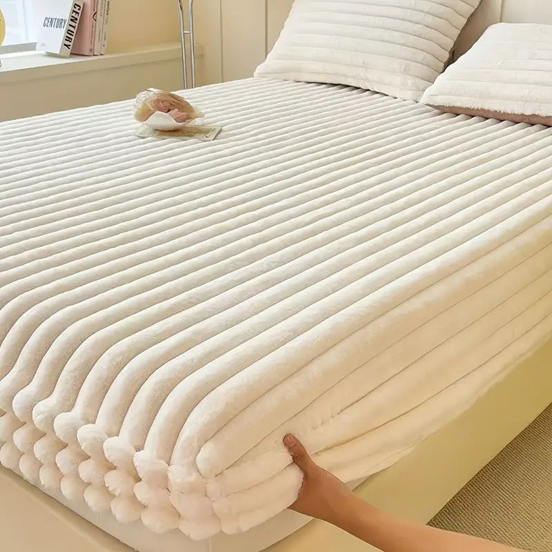 Quirky Hub Luxe Rabbit Fur Fitted Bedsheet – White | King Size 72x78